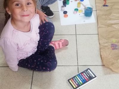Zdjęcie przedstawia dzieci z Placówki Wsparcia Dziennego z Sulechowa wykonujące pracę plastyczną. 