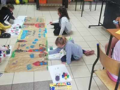 Zdjęcie przedstawia dzieci z Placówki Wsparcia Dziennego z Sulechowa wykonujące pracę plastyczną. 