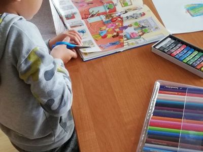Zdjęcie przedstawia chłopca z Placówki Wsparcia Dziennego z Sulechowa wykonującego pracę plastyczną. 