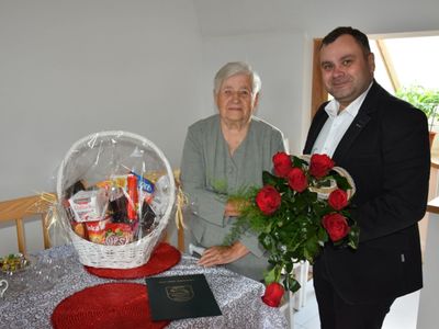Zdjęcie przedstawia wójta Radosława Nowakowskiego i Jubilatkę Zofię Galek z Malechowa.