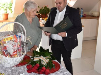 Zdjęcie przedstawia wójta Radosława Nowakowskiego odczytującego list gratulacyjny oraz Jubilatkę Zofię Galek z Malechowa. 