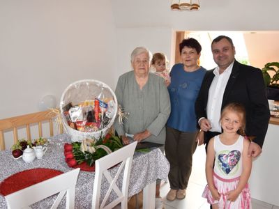 Zdjęcie przedstawia wójta Radosława Nowakowskiego i Jubilatkę Zofię Galek z Malechowa oraz jej córkę i prawnuczki.
