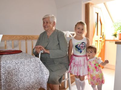 Zdjęcie przedstawia Jubilatkę Zofię Galek z Malechowa oraz jej prawnuczki.