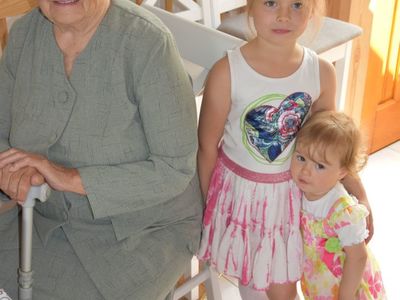 Zdjęcie przedstawia Jubilatkę Zofię Galek z Malechowa oraz jej prawnuczki.