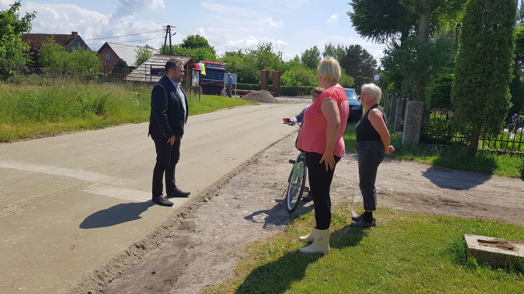 Zdjęcie przedstawia wójta Radosława Nowakowskiego podczas rozmowy z mieszkańcami Bartolina i sołtys Katarzyną Kozioł.