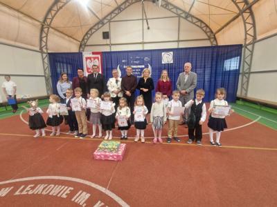 Przedszkolaki podczas pasowania