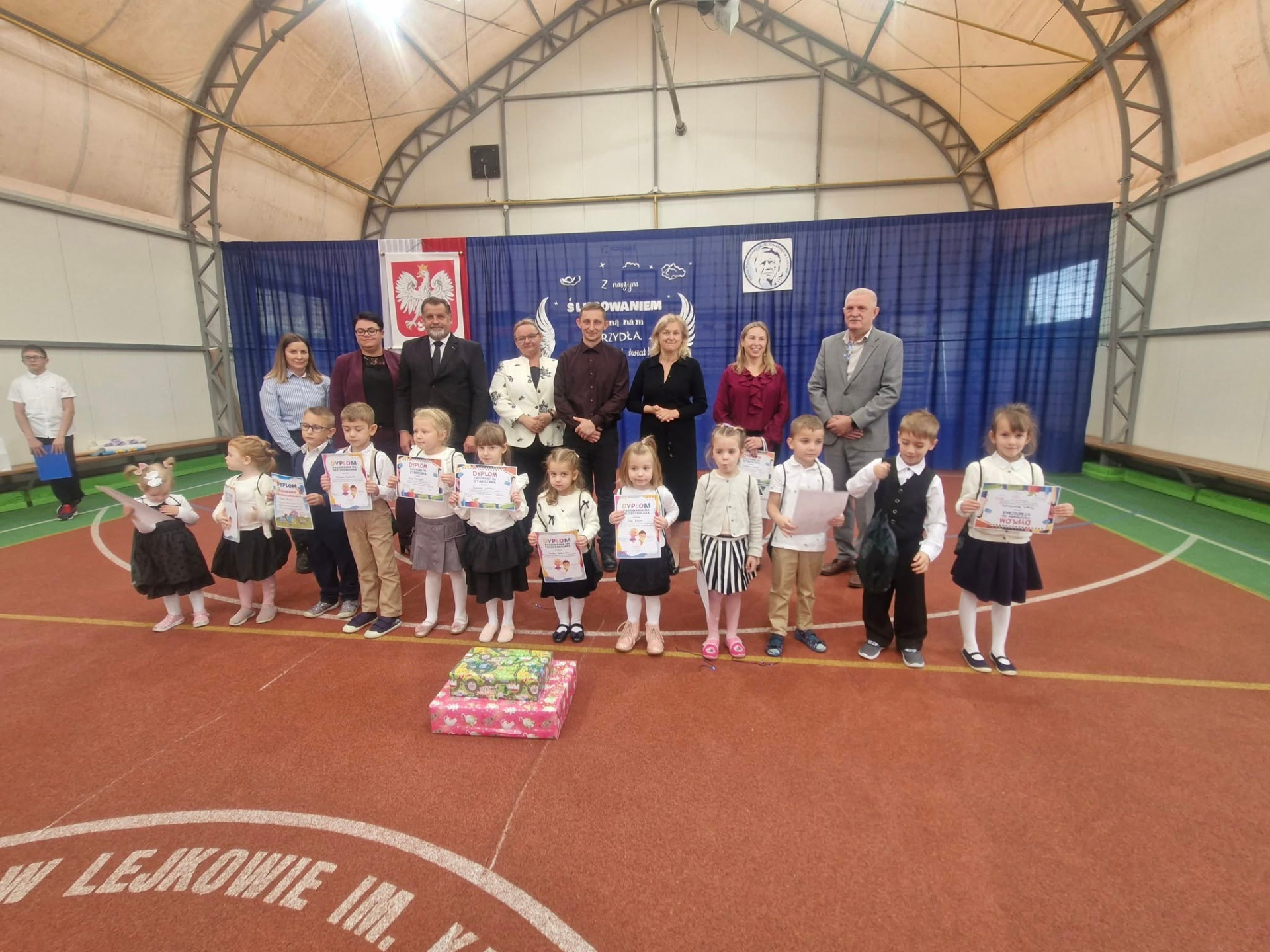 Przedszkolaki podczas  pasowania