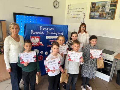 Uczestnicy konkursu z p. dyrwktor
