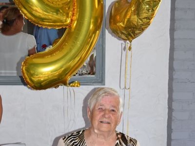 Zdjęcie przedstawia Jubilatkę Zofię Galek z Malechowa, której historia opisana jest w artykule. 