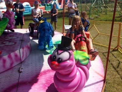 Zdjęcie przedstawia wychowankę z Placówki Wsparcia Dziennego w Laskach podczas jazdy kolorową kolejką.