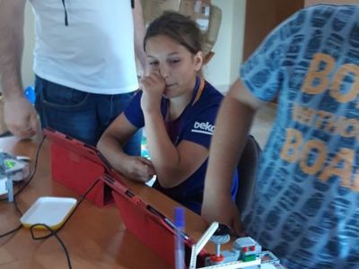 Zdjęcie przedstawia dziewczynkę z Placówki Wsparcia Dziennego w Kosierzewie podczas zajęć robotyki. 