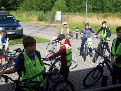 Zdjęcie przedstawia wychowanków Placówki Wsparcia Dziennego z Kosierzewa gotowych do rajdu rowerowego.