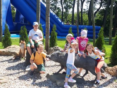 Zdjęcie przedstawia wychowanków Placówki Wsparcia Dziennego z Kosierzewa w Parku Rozrywki Pomerania w strefie figur zwierząt. 