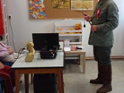 Bibliotekarz jako Józef Piłsudski w trakcie lekcji patriotyczno-niepodległościowej