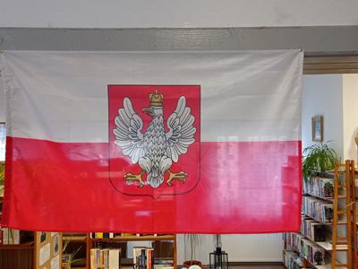 Flaga z pierwszym godłem Polski niepodległej