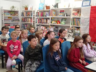 Klasa II SP z Malechowa w trakcie lekcji o patriotyzmie i niepodległości 