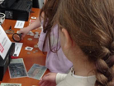 Klasa II SP z Malechowa w trakcie lekcji o patriotyzmie i niepodległości 