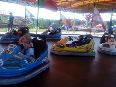 Zdjęcie przedstawia wychowanków Placówki Wsparcia Dziennego z Ostrowca podczas jazdy gokartami w parku Pomerania. 
