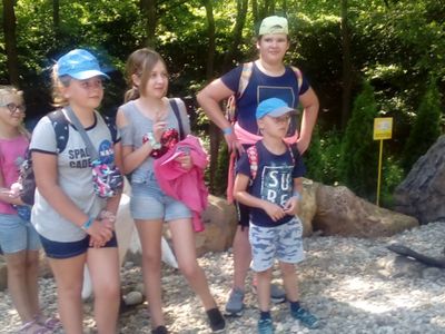 Zdjęcie przedstawia wychowanki Placówki Wsparcia Dziennego z Ostrowca w parku rozrywki Pomerania. 
