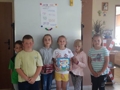 Zdjęcie przedstawia sześcioro wychowanków Placówki Wsparcia Dziennego z Kosierzewa, którzy pozują z książką, na podstawie której odbywają się zajęcia z dobrego wychowania.