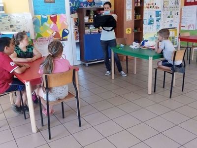 Zdjęcie przedstawia wychowanków Placówki Wsparcia Dziennego w Laskach wykonujących materiałowe torby. 