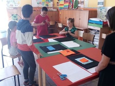 Zdjęcie przedstawia wychowanków Placówki Wsparcia Dziennego w Laskach wykonujących materiałowe torby. 