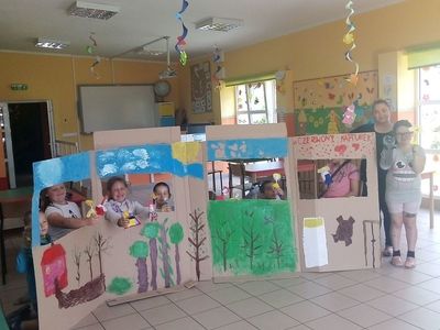 Zdjęcie przedstawia prace wychowanków Placówki Wsparcia Dziennego w Laskach.