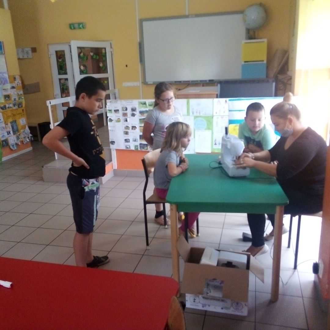 Zdjęcie przedstawia wychowanków Placówki Wsparcia Dziennego w Laskach podczas zajęć dziennikarskich.