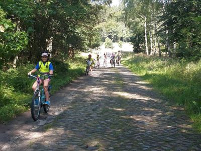 Zdjęcie przedstawia uczestników rajdu na trasie rowerowej wycieczki.