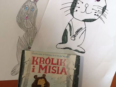 Zdjęcie przedstawia prace plastyczne i książkę "Królik i Misia".