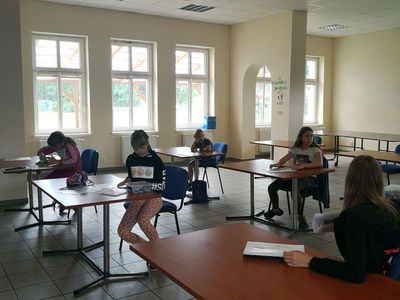Zdjęcie przedstawia wychowanków Placówki Wsparcia Dziennego w Pękaninie w świetlicy. 