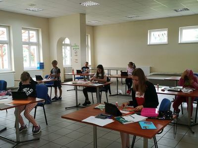 Zdjęcie przedstawia wychowanków Placówki Wsparcia Dziennego w Pękaninie, wykonujących prace plastyczne. 