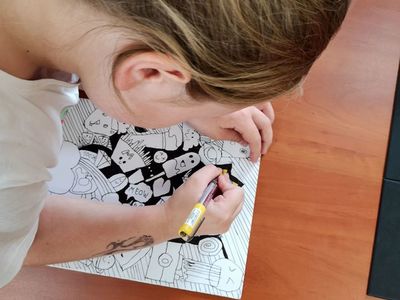 Zdjęcie przedstawia wychowankę Placówki Wsparcia Dziennego w Pękaninie, podczas wykonywania pracy plastycznej. 