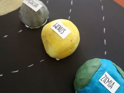 Zdjęcie przedstawia prace plastyczne wychowanków Placówki Wsparcia Dziennego w Pękaninie, czyli planety.