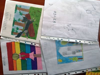 Zdjęcie przedstawia prace plastyczne wychowanków Placówki Wsparcia Dziennego w Pękaninie.