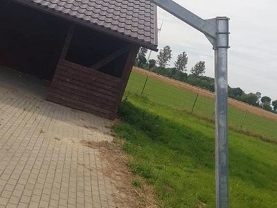 Zdjęcie przedstawia zdewastowany element kosza na boisku wiejskim w Malechówku. 