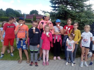 Zdjęcie przedstawia grupę wychowanków Placówki Wsparcia Dziennego w Ostrowcu pozujących przed świetlicą.