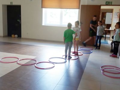 Zdjęcie przedstawia wychowanków Placówki Wsparcia Dziennego w Kosierzewie podczas gry zręcznościowej. 