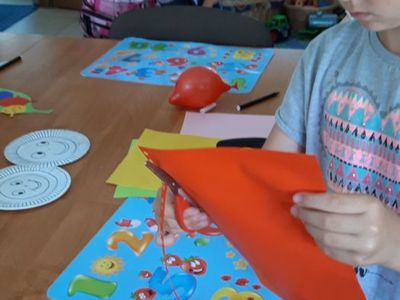 Zdjęcie przedstawia wychowanki Placówki Wsparcia Dziennego w Kosierzewie, które wykonują prace plastyczne. 