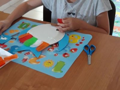 Zdjęcie przedstawia wychowankę Placówki Wsparcia Dziennego w Kosierzewie, która wykonuje pracę plastyczną. 