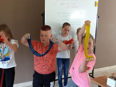 Zdjęcie przedstawia prace plastyczne wychowanków Placówki Wsparcia Dziennego w Kosierzewie w wykonanymi przez nich gniotkami, czyli slime`ami. 