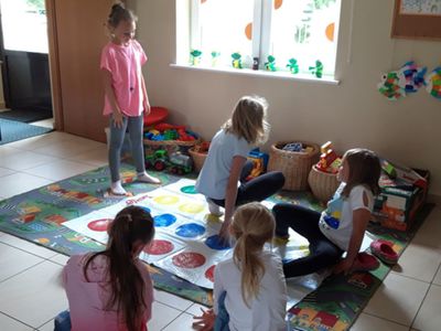 Zdjęcie przedstawia wychowanków Placówki Wsparcia Dziennego w Kosierzewie podczas gry na świetlicy wiejskiej. 