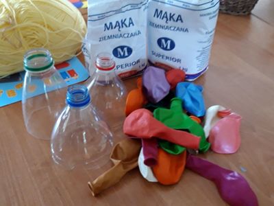 Zdjęcie przedstawia produkty przygotowane do wykonania gniotków. 