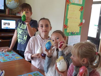 Zdjęcie przedstawia wychowanków Placówki Wsparcia Dziennego w Kosierzewie z wykonanymi przez nich gniotkami.  