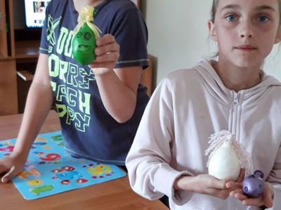 Zdjęcie przedstawia wychowanków Placówki Wsparcia Dziennego w Kosierzewie z wykonanymi przez nich gniotkami.  