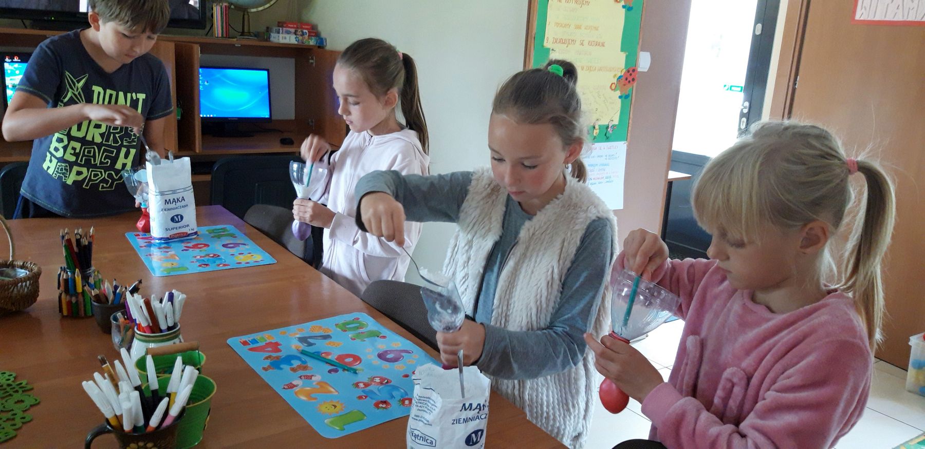 Zdjęcie przedstawia wychowanków Placówki Wsparcia Dziennego w Kosierzewie, którzy wykonują gniotki.
