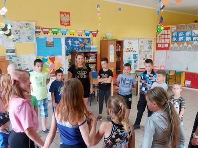 Zdjęcie przedstawia wychowanków Placówki Wsparcia Dziennego w Laskach podczas zabawy z animatorem na świetlicy wiejskiej.