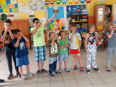 Zdjęcie przedstawia wychowanków Placówki Wsparcia Dziennego w Laskach podczas zabawy z animatorem na świetlicy wiejskiej.