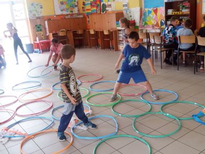 Zdjęcie przedstawia wychowanków Placówki Wsparcia Dziennego w Laskach podczas zabawy z animatorem na świetlicy wiejskiej.