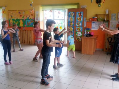 Zdjęcie przedstawia wychowanków Placówki Wsparcia Dziennego w Laskach podczas zabawy z animatorem na świetlicy wiejskiej.